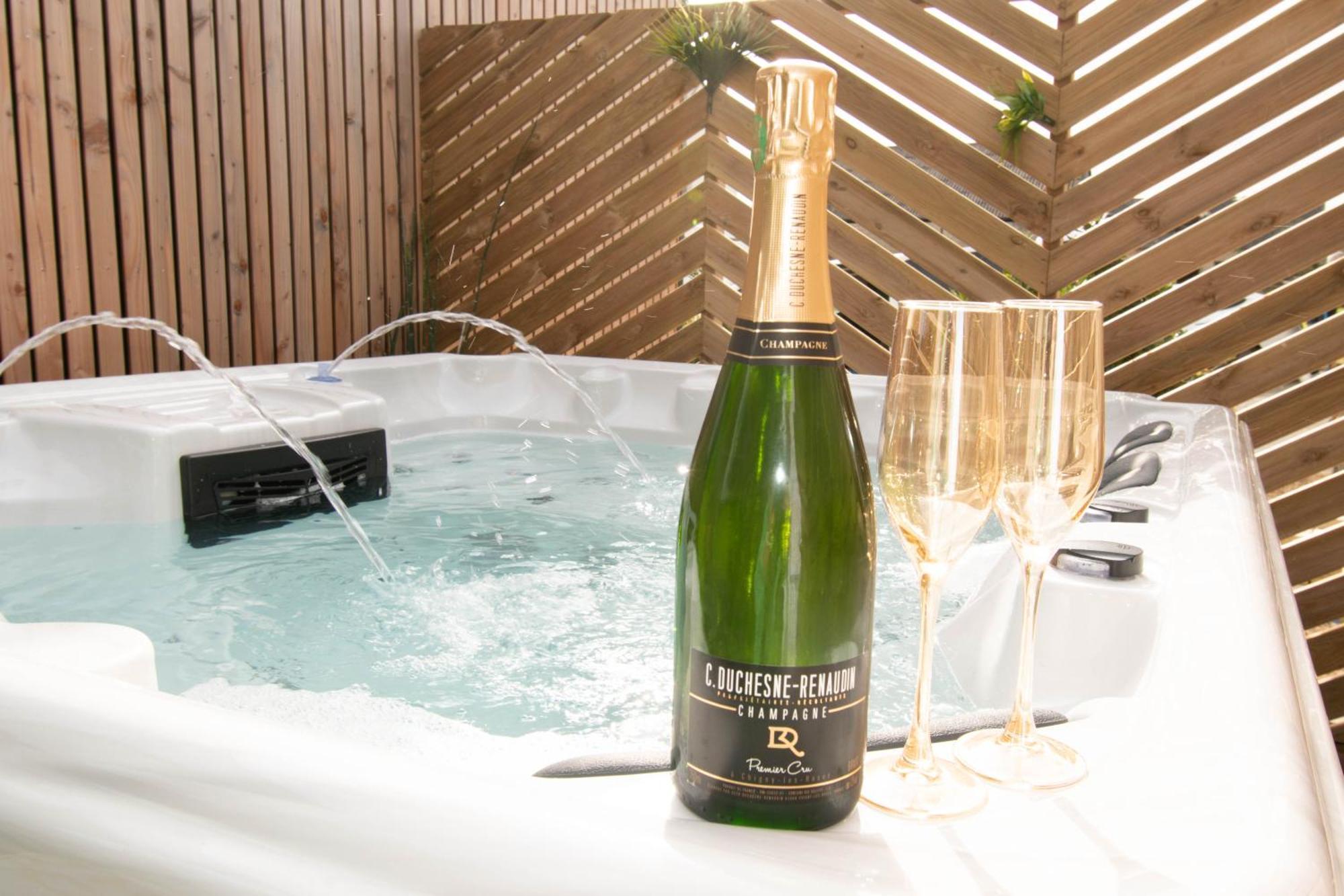 Studio Les 2 Fees - Jacuzzi - Deco Feerique Montfort-sur-Meu エクステリア 写真