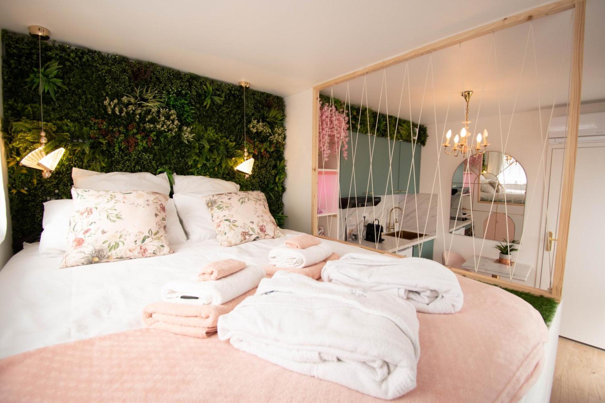 Studio Les 2 Fees - Jacuzzi - Deco Feerique Montfort-sur-Meu エクステリア 写真