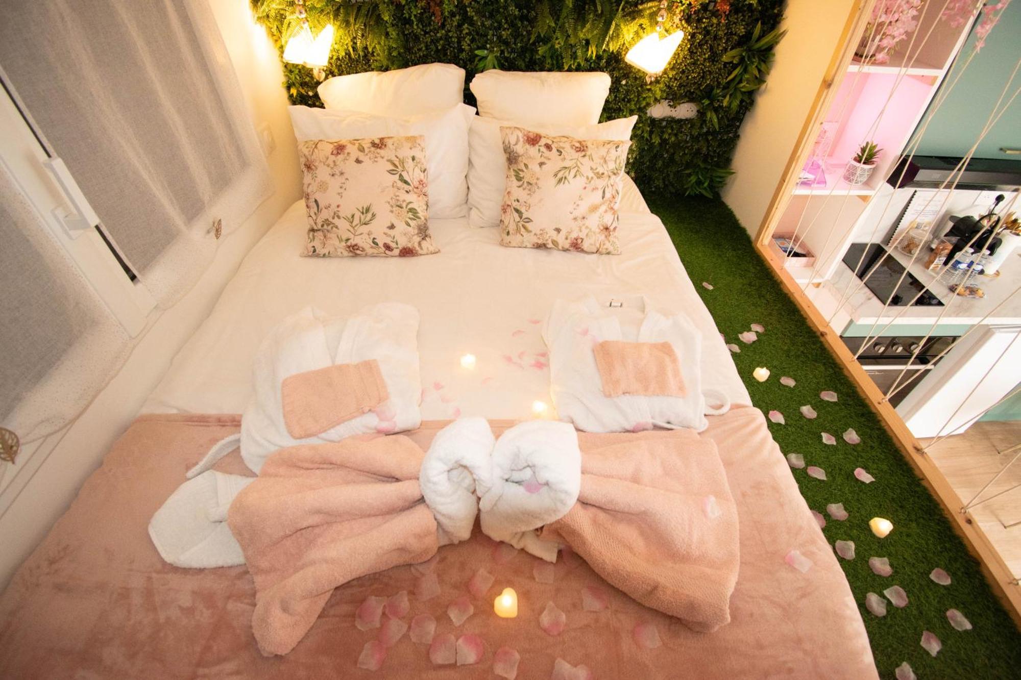 Studio Les 2 Fees - Jacuzzi - Deco Feerique Montfort-sur-Meu エクステリア 写真