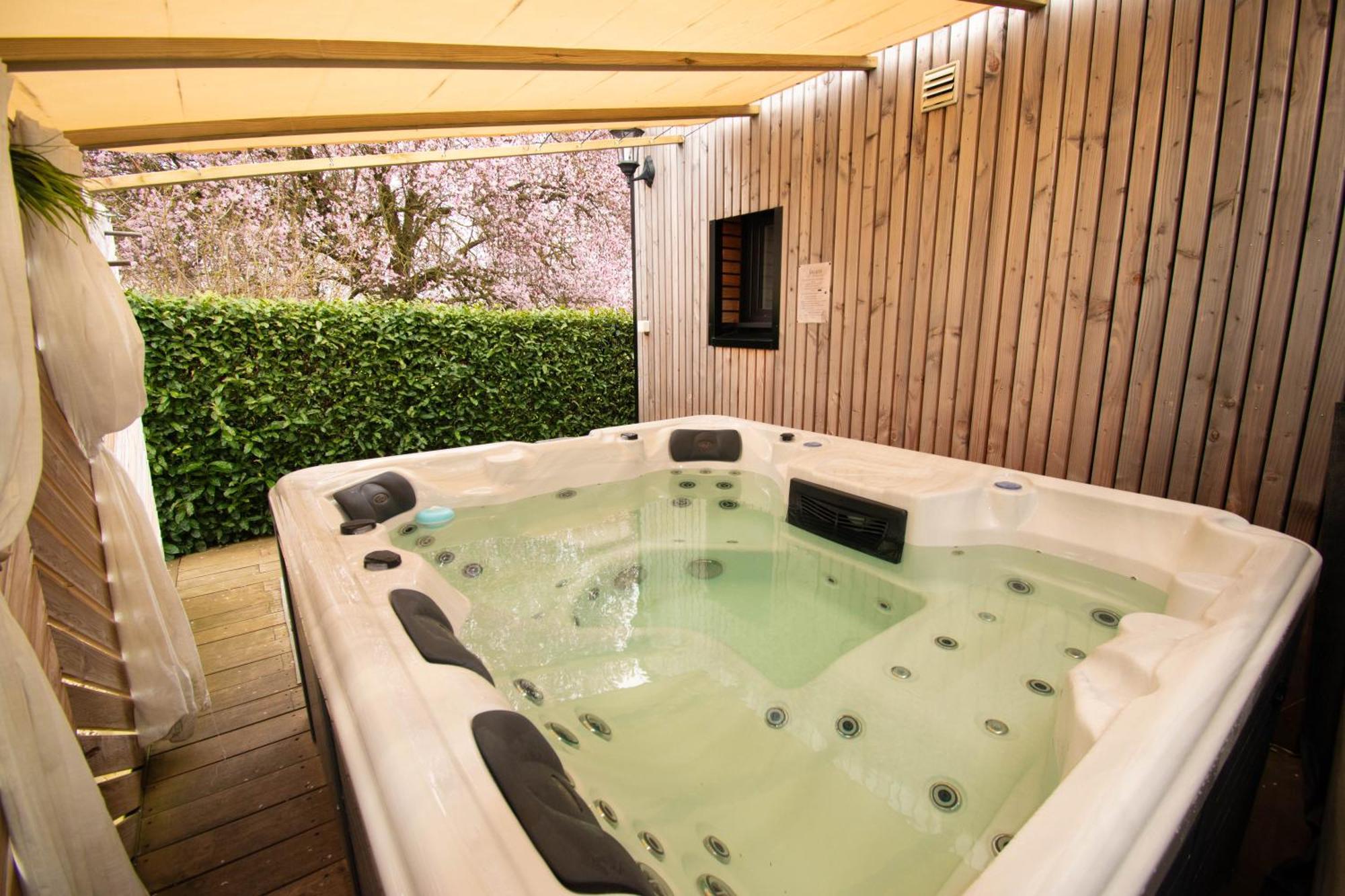 Studio Les 2 Fees - Jacuzzi - Deco Feerique Montfort-sur-Meu エクステリア 写真