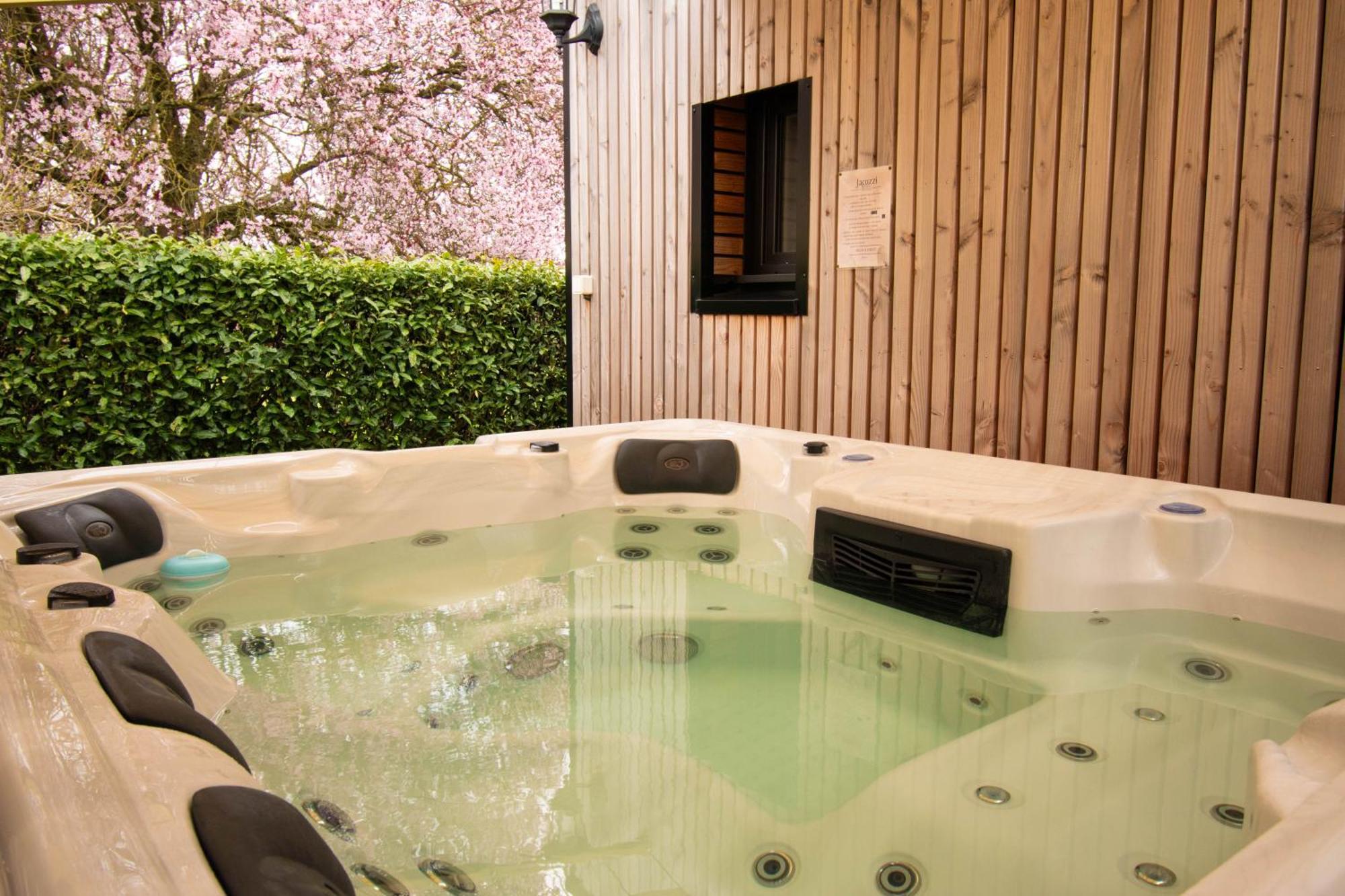 Studio Les 2 Fees - Jacuzzi - Deco Feerique Montfort-sur-Meu エクステリア 写真